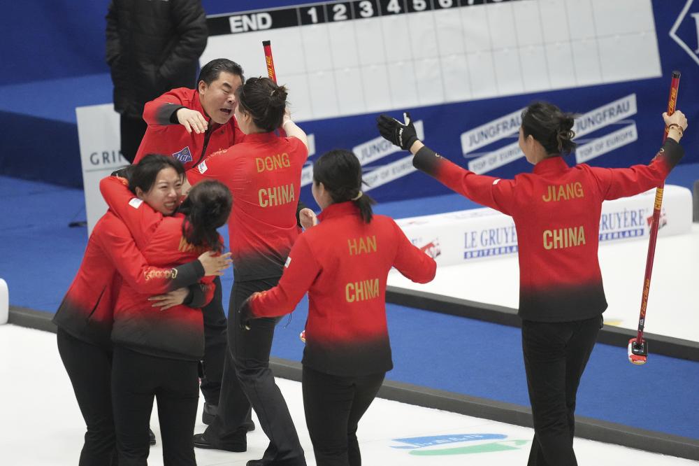 中甲冠军辽宁铁人队在沈阳故宫拍全家福：致敬历史，开启未来